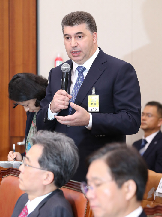 카허 카젬 한국지엠 사장이 29일 오후 국회에서 열린 산업통상자원중소벤처기업위원회의 산업통상자원부 종합 국정감사에서 민주평화당 조배숙 의원의 질의에 답하고 있다.